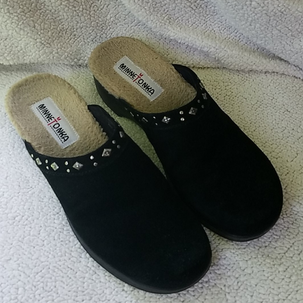 Minnetonka black slides